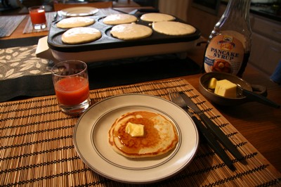 Amerikanska frukostpankakor serveras hellst med lönnsirap och smör.