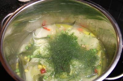 Soppan strax innan fisken och räkorna läggs i.