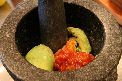 Guacamolen blir godast mosad i en mortel.