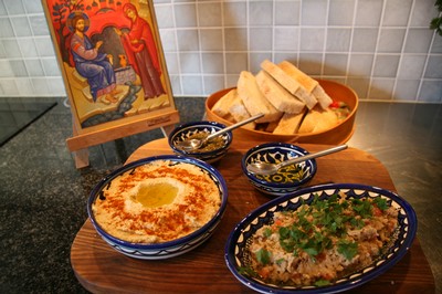 Hummus med olivolja och en israelisk krydda zatar samt Baba ghanoush och vitt bröd med sesamfrö.