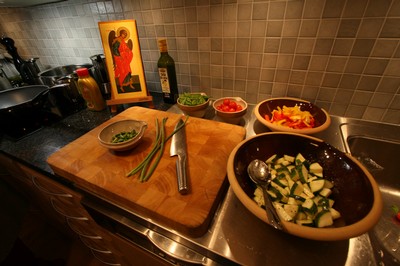 Här är skurna grönsaker färdiga för woken. Snabbt, enkelt och gott. Gästerna bör sitta vid bordet och pastan vara kokad när man wokar grönsakerna.