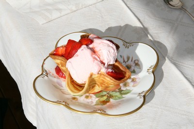 Forma gorånen till en skål och servera med glass. Passar bra till silverbröllop!