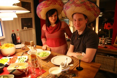 Anna och Samuel i färd med att avnjuta en texmexmåltid med sombrero