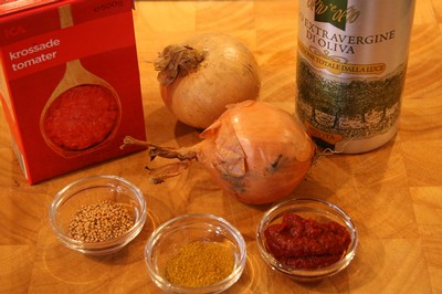 Några av ingredienserna till Torgnys tomatsås. Gissa vad som saknas :)