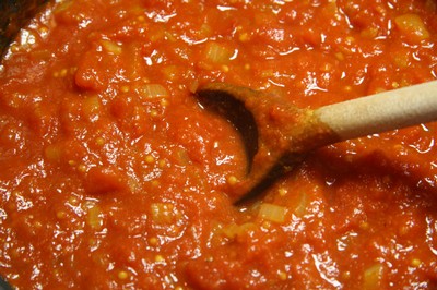 Tomatsåsen får gärna stå och gotta sig ett tag på spisen.