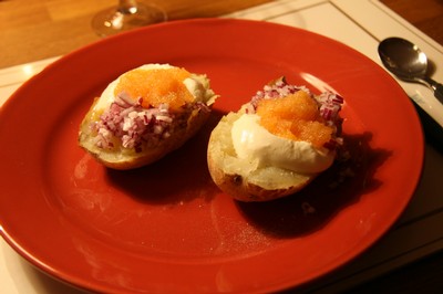 Bakpotatis med löjrom, crème fraiche och finhackad rödlök.