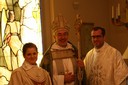 Biskop Esbjörn med de båda nyvigda prästerna Karolin och Olof.