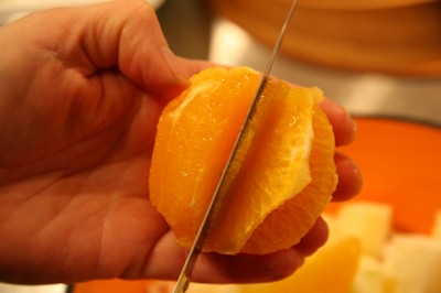 En vass kniv och gott handlag ger skinnfria appelsinklyftor.
